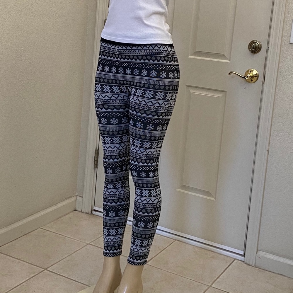 “SMART TRENDS” 🖤SUPER CUTE🐝BLK & WHITE LEGGINGS